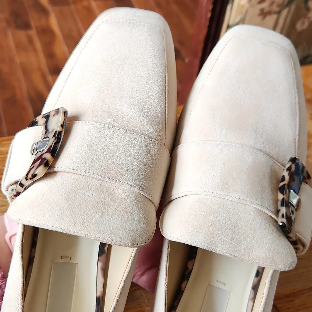 Deltan sz 9 Veronica‎ Suede Tortoise Buckle Flared Block Heel Pumps Cream